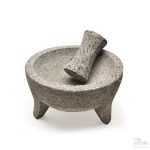 Håndhugget Molcajete 20cm i lavastein med tejolote – meksikansk morter fra Krydra
