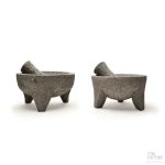 Molcajete i lavastein 20cm fra Krydra – to håndhuggede eksemplarer side om side