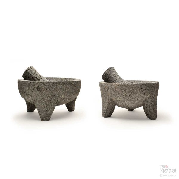 Molcajete i lavastein 20cm fra Krydra – to håndhuggede eksemplarer side om side