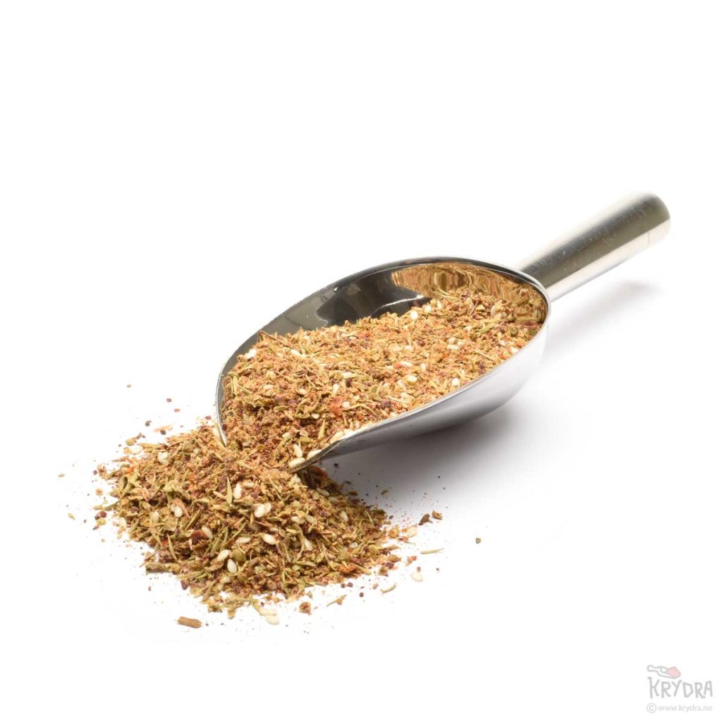 En krydderskje med za’atar-krydderblanding, bestående av sumak, timian, svart spisskummen, koriander, sesamfrø, Aleppo chili og gresk oregano, perfekt for matlaging og tradisjonelle levantinske retter.