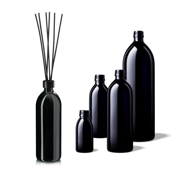 Familiebilde av MIRON Aquarius sirupflasker i ulike størrelser, inkludert 100ml, 250ml, 500ml, og 1000ml, hvor 500ml flasken er vist med duftpinner.