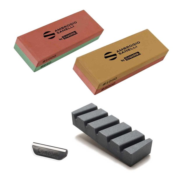 Bilde av Naniwa Slipesteinpakke Stor som inkluderer to kombinerte våtslipesteiner, korrigeringsbryne, og en slipestøtte.