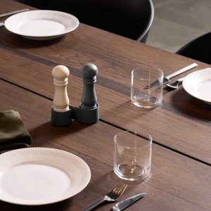 CrushGrind minikvern-sett i blåbær og hvitløksfarger på et elegant, dekket bord med tallerkener og glass.