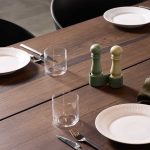 CrushGrind minikvern-sett i persille- og salviefarger på et dekket bord, ideelt for krydder og salt.