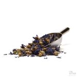 Tørket hel kornblomst i en skje – en naturlig blå dekor til te og prosjekter.