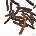 Nærbilde av tørket Lampung langpepper fra Indonesia, krydret og aromatisk.