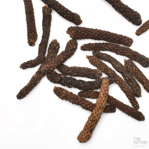 Nærbilde av tørket Lampung langpepper fra Indonesia, krydret og aromatisk.
