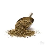 Italiensk krydderblanding i måleskje på hvit bakgrunn