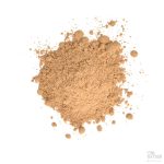 Malt korianderfrø i en liten haug på hvit bakgrunn.