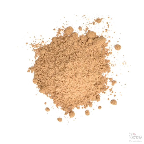 Malt korianderfrø i en liten haug på hvit bakgrunn.