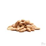 Rista mandler med havsalt, sett fra siden