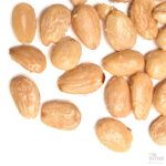 Nærbilde av rista mandler med havsalt