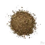 Skåret peppermynte spredt utover hvit bakgrunn