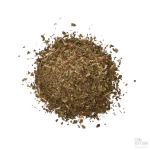 Skåret peppermynte spredt utover hvit bakgrunn