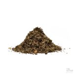 Liten haug av skåret peppermynte på hvit bakgrunn