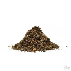 Liten haug av skåret peppermynte på hvit bakgrunn