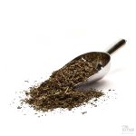 Skje med tørket peppermynte mot hvit bakgrunn