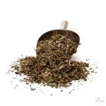 Skje med peppermynte tømt utover hvit bakgrunn