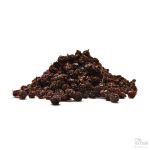 Tørkede røde rips i en kompakt haug på hvit bakgrunn.