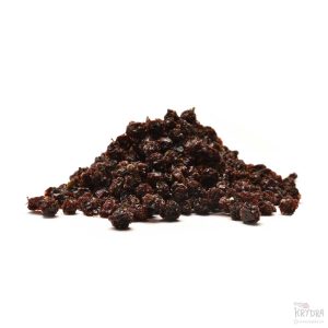 Tørkede røde rips i en kompakt haug på hvit bakgrunn.