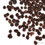 Tørkede røde rips spredt utover på hvit bakgrunn.