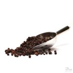 Skje fylt med tørkede røde rips på hvit bakgrunn.