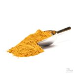 Gullmelkpulver i metallskje – økologisk blanding til golden milk