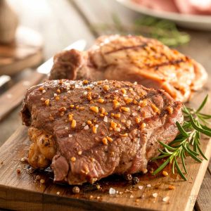 Grillet biff med grovkvernet pepper, hvitløk og flaksalt – krydret med SPG-blanding fra Krydra