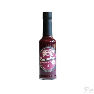 Flaske med Kyrre Krutt Børnebær – chilisaus med bjørnebær, blåbær og habanero.