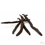 Flere Pompona-vaniljestenger liggende samlet på hvit bakgrunn.