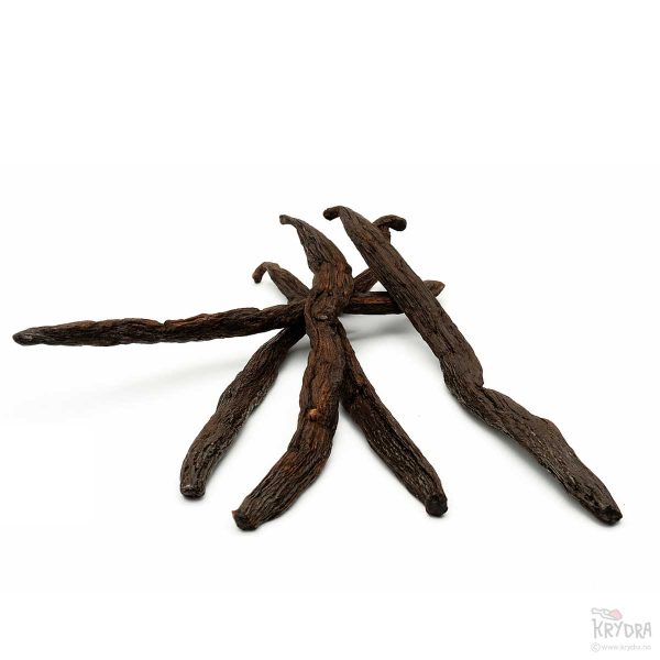 Flere Pompona-vaniljestenger liggende samlet på hvit bakgrunn.