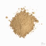 Malt kardemomme sett ovenfra på hvit bakgrunn