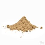Haug med malt kardemomme på hvit bakgrunn
