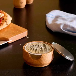Champagne bordrasp fra CrushGrind på bord med ost og kniv