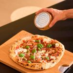 Champagne bordrasp fra CrushGrind brukt over pizza