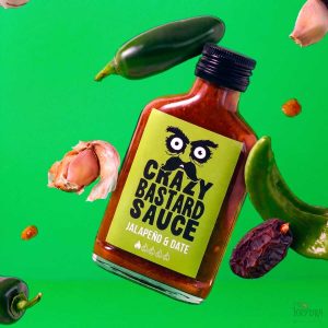 Crazy Bastard Jalapeño & Date hot sauce 100 ml flaske med grønn etikett, jalapeño og dadler