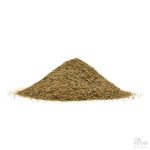 Malt økologisk sitronmyrt sett ovenfra, grønnbrunt pulver samlet i en rund haug på hvit bakgrunn.