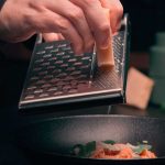 Riv rasp fra CrushGrind brukt over gryte