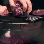 Riv rasp fra CrushGrind brukt over bolle