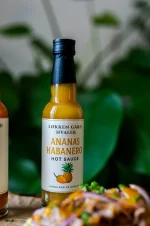 Løkken Ananas Habanero Hot Sauce foran wokrett