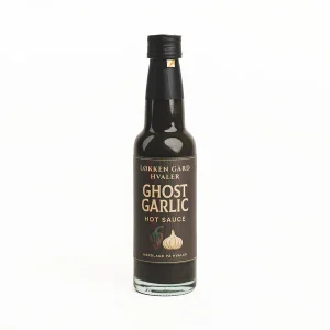 En flaske med Ghost Garlic Hot Sauce og sort innhold grunnet sort hvitløk