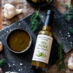 Løkken Gaard Dill Pickle Hot Sauce servert med saus, dill, hvitløk og sylteagurk