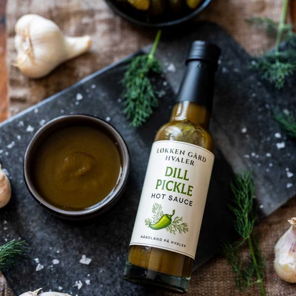 Løkken Gaard Dill Pickle Hot Sauce servert med saus, dill, hvitløk og sylteagurk