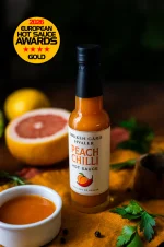 Løkken peach chilli hot sauce foran grapefrukt og aprikos