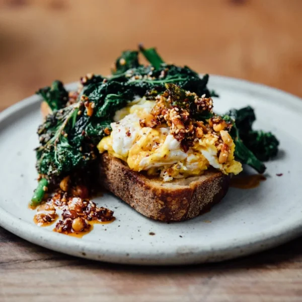 sandwich with spinach, eggs and smoky chili oil