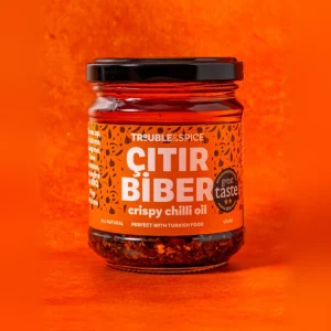 Glass med oransje etikett og innhold