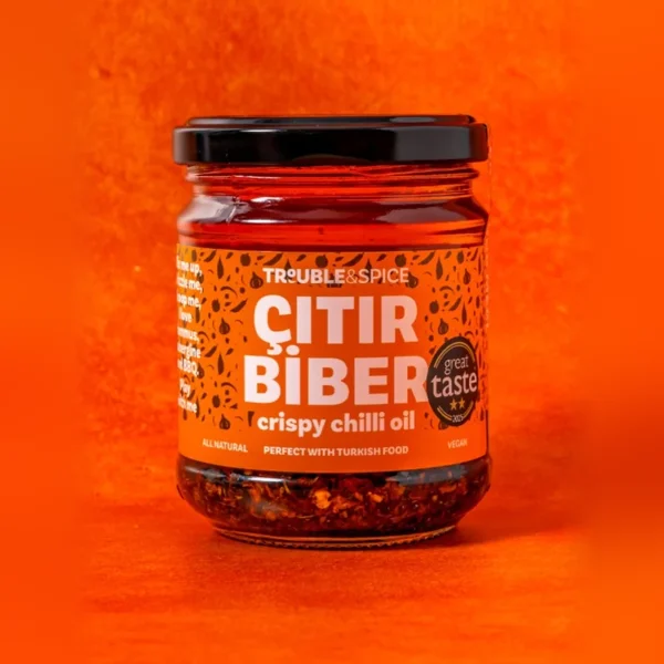 Glass med oransje etikett og innhold