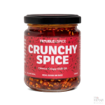 Glass med rød etikett og crunchy spice chilisausinnhold