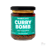 Glass med turkis etikett og curry bomb chilisaus innhold