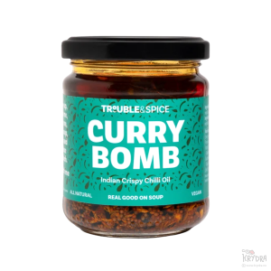 Glass med turkis etikett og curry bomb chilisaus innhold